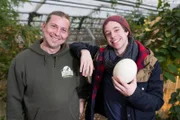 Checker Tobi (rechts) und Tierarzt Markus Baur mit einem Ei.
