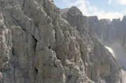 Die Dolomiten, Heimat der "Adler von San Martino": eine legendäre Bergführer-Gruppe mit langer Tradition. Die Männer genießen höchstes Ansehen, für ihre Kletterkünste und ihren Mut.