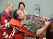 Der Notarzt (Lutz Schäfer, l.) und Dr. Eichhorn (Cheryl Shepard) kümmern sich um den verletzten Kai (Thorsten Grasshoff).
