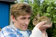 Ein süßes Kaninchen und seine Familie haben sich im Garten von Fritz Fuchs breit gemacht.