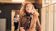 Hélčne (Julie Gayet) eilt durch das Polizeirevier, um zu ihrer verhafteten Tochter Anya zu gelangen.