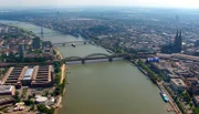 Köln liegt bei Rheinkilometer 688. Gegründet wurde die Stadt von den Römern und entwickelte sich bald zu einer wichtigen Handelsmetropole. Wahrzeichen ist der alles überragende Dom.