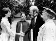 Franz von Rambow (Alexander Radzun) begrüßt Frida (Marietta Schupp), die Frau seines Vetters. Luise Hawermann (Christiane Stolte, 2. v. links) und Bräsig (Fritz Hollenreck, rechts) begleiten ihn.