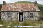 Dr. Hunter (Harry Treadaway) inspiziert einen Tatort auf einer entlegen Insel Schottlands.