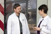 Theresa (Katharina Nesytowa, r.) will Dr. Ahrend anrufen und sich einem anderen Oberarzt zuteilen lassen; doch Marc (Christian Beermann, l.) macht ihr da wenig Hoffnung.
