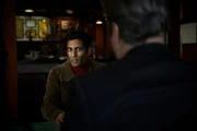 Fred Thursday (Roger Allam, r.) befragt Salim Sardar (Shane Zaza, l.) und stellt fest, dass eine Adresse falsch notiert wurde. Zu dieser fuhr der Lieferant des Restaurants und wurde daraufhin ermordet.