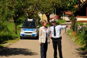 Der Dorfpolizist Johannes Keller (Andreas Guenther, r.) zeigt SOKO-Kommissarin Martina Seiffert (Astrid M. Fünderich, l.) den Weg zum Tatort. Allerdings verhält er sich äußerst merkwürdig.