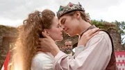 Endlich können sich Prinzessin Friederike (Marlene Tanczik) und Prinz Lennard (Gustav Schmidt) küssen.