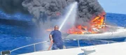 Der französische Zoll löscht das brennende Segelboot "Livie".
