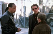 Die Detectives Odafin Tutuola (Ice-T, l.) und John Munch (Richard Belzer, M.) befragen einen Zeugen (Darstellername nicht zu ermitteln) zum Mord an einer Medizinerin.