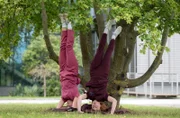 Dank einer Yoga Übung können Tamar (Linda Kummer, r.) und Viktoria (Isabella Krieger, l.) den Blickwinkel ihrer Patientin verstehen.