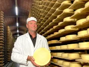 Im Ziegelkeller der Käserei reift der Käse von Franz Berchtold ohne Einsatz von Klimaanlagen.