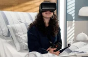 Mio Kern (Anna Shirin Habedank) bekommt Hilfe durch eine VR-Bille.