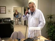 Prof. Gernot Simoni (Dieter Bellmann) erfährt am Telefon, dass bei den Empfängern der Organe des Spenders Krankheiten und sogar Todesfälle aufgetreten sind. Auch Simonis Patient Nils Henschel ist in akuter Gefahr.