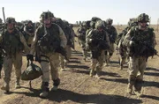 US-Soldaten sollen nach den Anschlägen des 11. September 2001 Afghanistan von den radikalislamischen Taliban befreien, unter Unterstützung von NATO-Truppen.