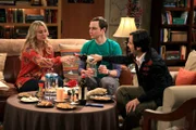 Verbringen einen gemütlichen Abend miteinander: Raj (Kunal Nayyar, r.), Sheldon (Jim Parsons, M.) und Penny (Kaley Cuoco, l.) ...