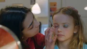 Adriana (Esra Nur Kula) zeigt Sigrid (Maria Ross), wie man sich schminkt.