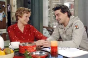 Nils (Raphaël Vogt, r.) ist erstaunt über die Offenheit von seiner Tante Inge (Gertie Honeck, l.). Sie erzählt ihm von ihrer unglücklichen Liebe zu einem verheirateten Mann.