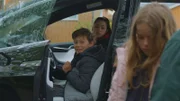 Nico (Mikkel Brennhovd) will nicht, dass Sigrid (Maria Ross) bei der Probefahrt mit dem neuen Auto seines Vaters dabei ist.