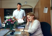 Kleiner Flirt am Arbeitsplatz: Sekretärin Marianne Laban (Andrea Wildner, r.) und Archivar Anton Michels (Hansi Kraus, l.).