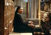 Schwester Lotte (Jutta Speidel) beim Rosenkranzgebet im Archivkeller.