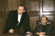 Staatsanwalt Lotze (Henry van Lyck, li.) nimmt den Angeklagten Möller (Dietmar Mössmer) in die Mangel.