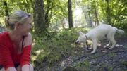 Claudia Sitter mit Ihrem weißen Schäferhund Ivy