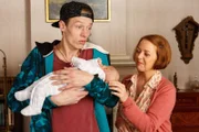 Haushälterin Maria (Susi Banzhaf) freut sich über den Neuzuwachs und auch das Baby fühlt sich bei Kevin (Vincent Krüger) auf dem Arm wohl.
