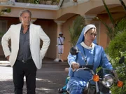 Markus Winter (Christian Kohlund) findet Gefallen an der Motorrad fahrenden Nonne Verena (Sandra Speichert).
