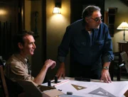 Während Don an einem neuen Fall arbeitet, plant Alan (Judd Hirsch, r.) mit Professor Waldie (Bill Nye, l.) die Umrüstung des Heizkessels ....
