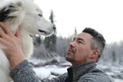 Joel Jacko mit seinem Hund Tracker während der Wintersaison. (National Geographic/Lauren "Bird" Dixon)