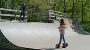 Sigrid (Maria Ross) filmt Nico (Mikkel Brennhovd) bei einem Skateboardtrick auf der Rampe.