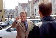 Wöller (Fritz Wepper, l.) hält Polizist Meier (Lars Weström, r.) eine Standpauke.