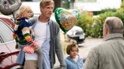 Moritz Vogt (Golo Euler, 2.v.l.) kommt mit seinen Kindern nach Hause. Boerne und Thiel müssen ihn vom Tod seiner Frau unterrichten.