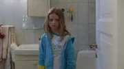 Zur Strafe für ihre Neugier muss Sigrid (Maria Ross) ganz alleine das Badezimmer putzen.
