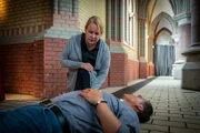 Anna Fischer (Bettina Kupfer) findet Pfarrer Lucas (Marcus Grüsser) bewusstlos in seiner Kirche. Er wurde niedergeschlagen.