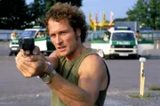 Willi Fuhrmann (Markus Knüfken) richtet seine Waffe auf seinen ehemaligen Komplizen Zack Zander.