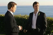 David (Michael C. Hall) beglückwünscht seinen Bruder Nate (Peter Krause, r.) zu der perfekten Hochzeit.