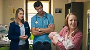 Eva (Bettina Burchard, l.) und Arzt Sven (Michael Raphael Klein) sind von der Idee, dass Baby zu behalten, nicht überzeugt. Haushälterin Maria (Susi Banzhaff) hingegen ist sichtlich begeistert.