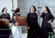 15 Uhr im Ersten. Schwester Lotte (Jutta Speidel, 2.v.r.) kommt zurück ins Kloster. Sie wird begrüßt von Schwester Felicitas (Karin Gregorek, r.), Schwester Sophie (Anne Weinknecht, l.) und Schwester Agnes (Emanuela von Frankenberg, 2.v.l.).