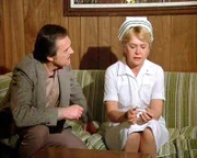 Dr. Asten (John S. Ragin) tröstet Schwester Lynne Buchanan (Georgann Johnson), die vom Dienst suspendiert wurde.