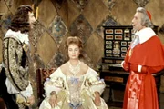 Kardinal Richelieu (Daniel Sorano, re.) spinnt seine Intrigen auch in Anwesenheit der Königin.
