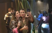 Nadine Sommer (Karoline von Wilcke, r.) und Caro Köhler (Anja Schönleben) machen ein Selfie im Club.  +++