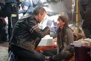 Dr. House (Hugh Laurie) und seine Kollegen müssen sich um viele Opfer kümmern, die bei dem Sturz eines Baukrans in ein Haus von den Trümmern verletzt wurden. (r. Darstellerin unbekannt)