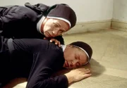 Schwester Lotte (Jutta Speidel, r.) erleidet einen Schwächeanfall. Schwester Felicitas (Karin Gregorek, l.) findet sie reglos am Boden liegend.