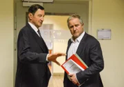 Ernst Rauter (Hubert Kramar, links) soll Moritz (Harald Krassnitzer) den Fall abnehmen und an die Abteilung Verfassungsschutz weitergeben.