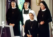 Hoffen auf ein Wunder: die Schwestern Sophie (Anna Tietze, l.), Felicitas (Karin Gregorek, r.), Agnes (Emanuela von Frankenberg, 2.v.l.) und Julia (Helen Zellweger, 2.v.r.).