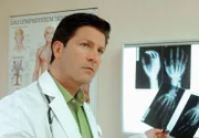 15 Uhr im Ersten. Dr. Christian Kleist (Francis Fulton-Smith) stellt anhand des Röntgenbildes bei Thomas einen Trümmerbruch im Mittelhandknochen fest.