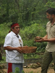 Ein traditioneller Maya-Schamane (l.) segnet Phil Torres (r.)