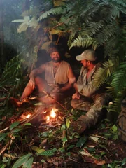 V.l.n.r.: Matt Graham und Joe Teti sitzen nachts im Unterstand am Feuer.